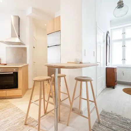 Apartment With Cosy Backyard In Vibrant Area.