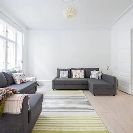 Apartment With Cosy Backyard In Vibrant Area. *