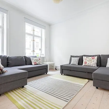 Apartment With Cosy Backyard In Vibrant Area.