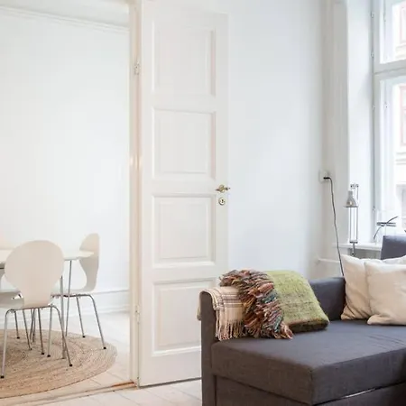 Apartment With Cosy Backyard In Vibrant Area.