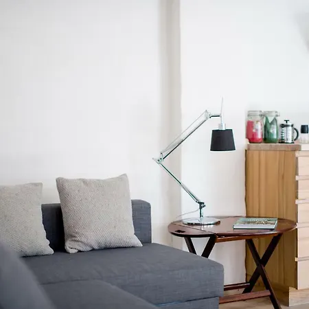 City With Cosy Backyard In Vibrant Area Apartamento *