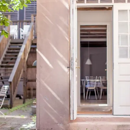 City With Cosy Backyard In Vibrant Area Apartamento